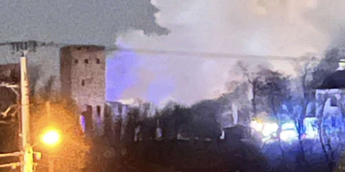 Pożar na zamku w Czersku. Kłęby dymu unosiły się nad okolicą 