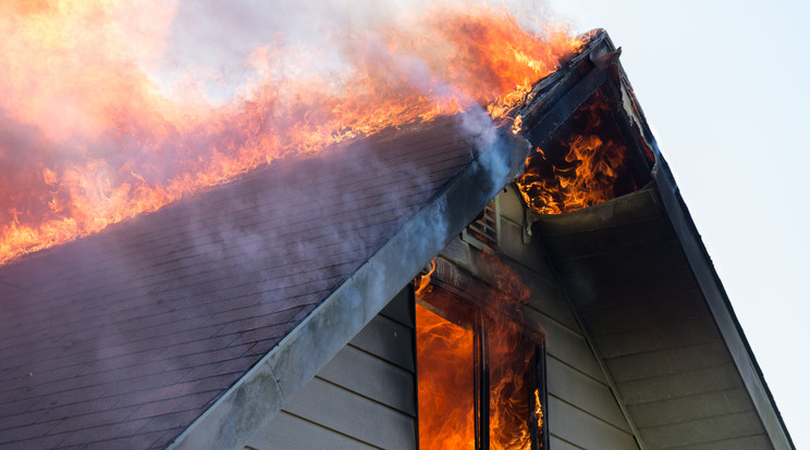 Kiégett a ház tetőtere / Illusztráció: Shutterstock