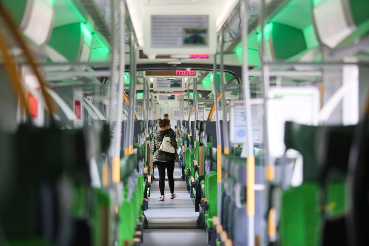 Każdy z 12 elektrycznych zespołów trakcyjnych 45 WE Impuls ma po 206 miejsc siedzących w układzie otwartym oraz po 325 miejsc stojących. 
<br><br>
fot. (cat) PAP/Leszek Szymański