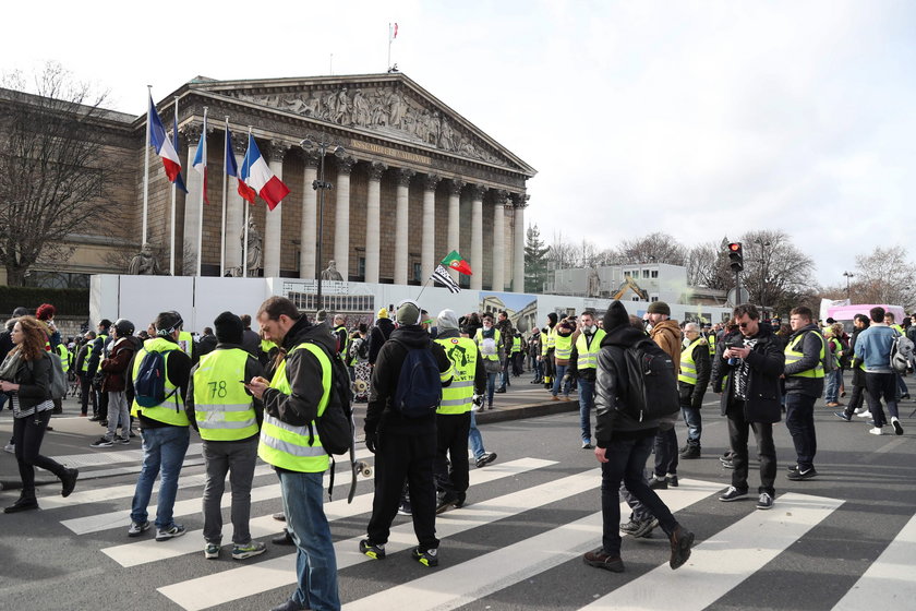 Jeden z demonstrantów w Paryżu stracił rękę