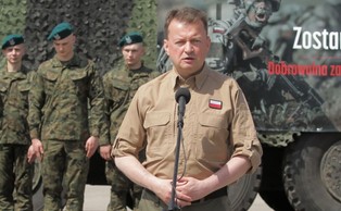 Szef MON: Stawiamy na rozwój artylerii, zarówno lufowej, jaki i rakietowej