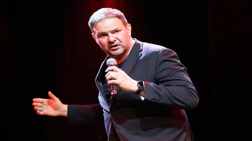 Karolak z piwem jako święty Mikołaj w reklamie. „Oswajanie dzieci z alkoholem i podprogowy przekaz”