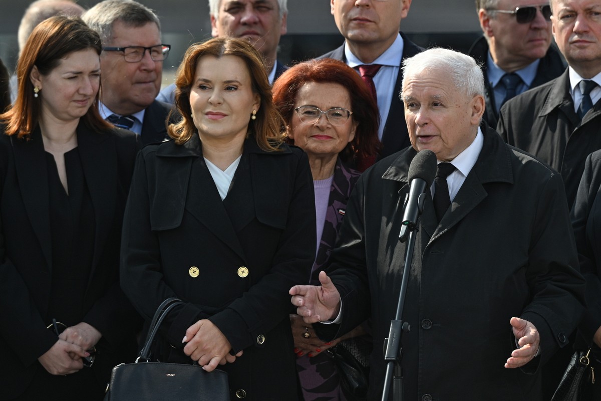 Warszawa, 10.06.2025. Prezes PiS Jarosław Kaczyński (P) oraz posłanki PiS Anna Krupka (2L) i Maria Kurowska (C) przed Pomnikiem Ofiar Tragedii Smoleńskiej 2010 roku na pl. Piłsudskiego w Warszawie, 10 bm. Politycy PiS biorą udział w obchodach miesięcznicy katastrofy smoleńskiej. (mr) PAP/Radek Pietruszka