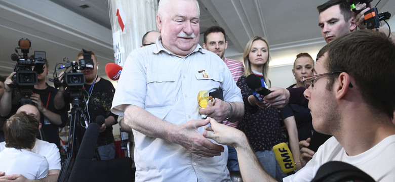 Lech Wałęsa odwiedził protestujących w Sejmie. Hartwich: nikt się nie spodziewał, że rozwiąże nasz problem
