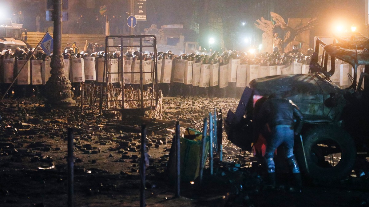 Pod znakiem potyczek między demonstrantami a milicją na dojeździe do dzielnicy rządowej oraz polowania na "tituszków", dresiarzy działających na zlecenie władz, minęła z poniedziałku na wtorek kolejna noc protestów antyrządowych w stolicy Ukrainy, Kijowie.