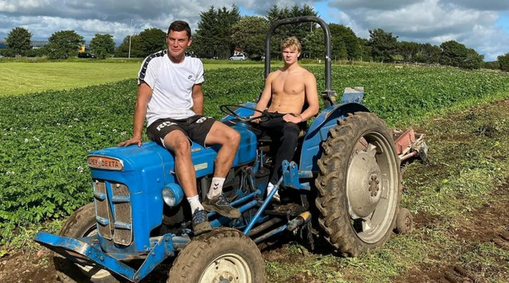 Ha kell, bármikor traktorra ül és besegít a munkába Haaland / Fotó: Instagram