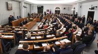 Zabiorą Senatowi 100 mln zł na Polonię