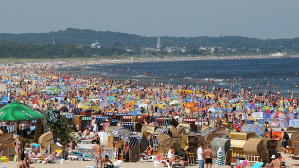 Zatłoczona plaża w Świnoujściu nad Morzem Bałtyckim