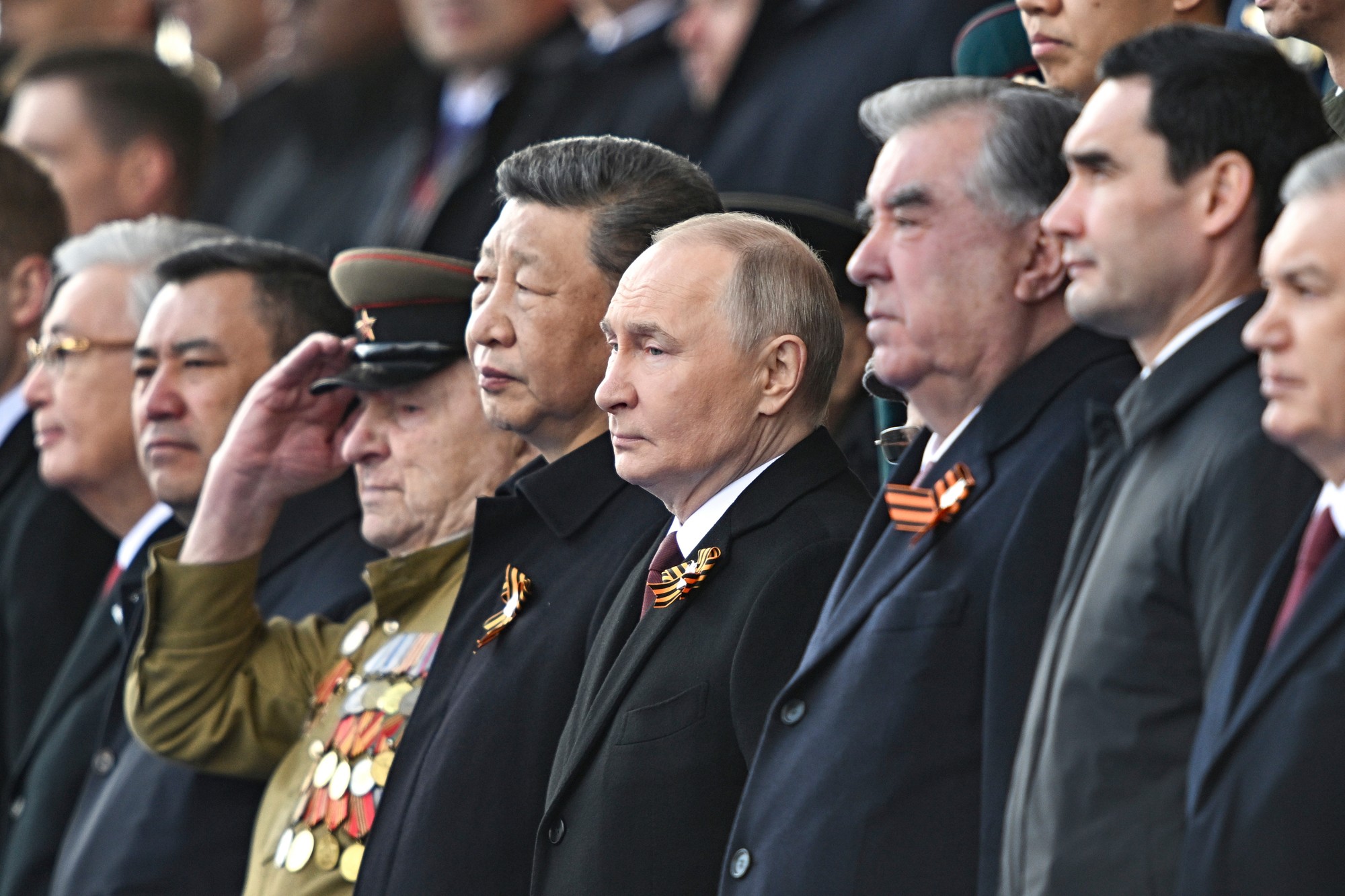 Z druhého sprava: turkménsky prezident Serdar Berdimuhamedow, prezident Tadžikistanu Emomali Rakhmon, ruský prezident Vladimir Putin a čínsky prezident Si Ťin-pin.