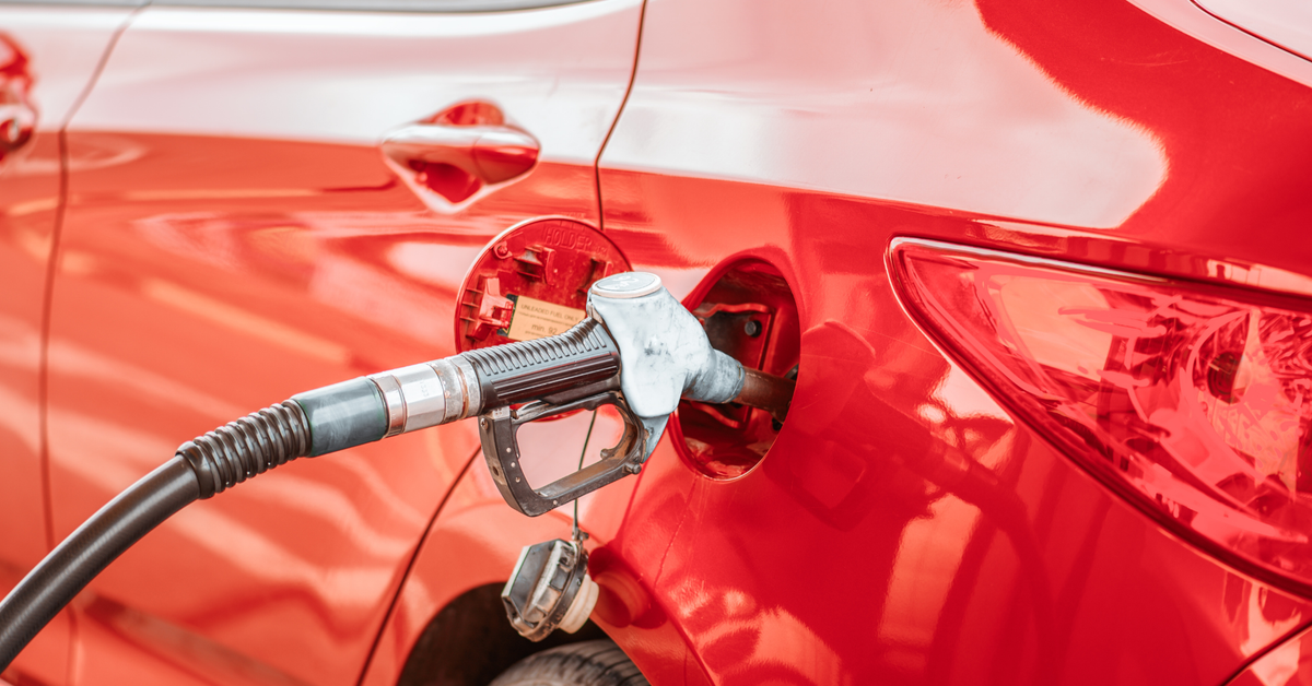 Benzyna + 8,09 zł, olej napędowy + 17,45 zł, LPG + 9,88 zł. Nowe, wyższe stawki opłaty paliwowej od 1 stycznia 2026 r.