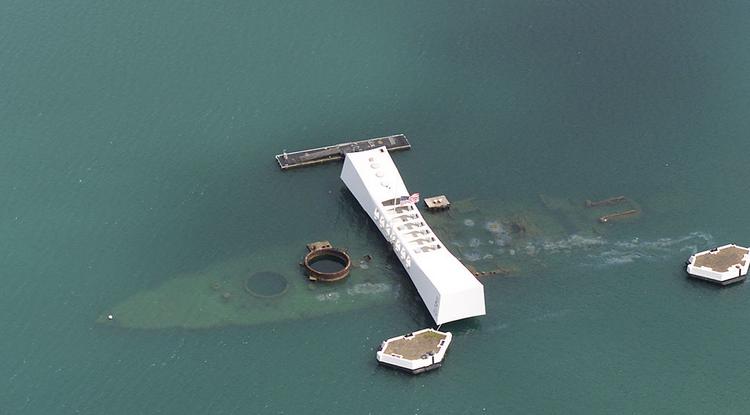 Az elsüllyedt USS Arizona a pearl harbori kikötőben