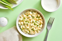 Najlepsza klasyczna pasta jajeczna na śniadanie. Jakub Kuroń robi ją według przepisu ojca