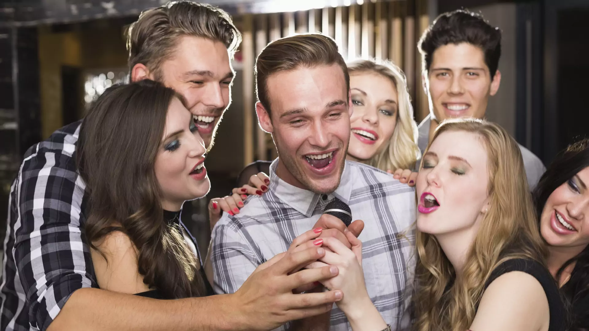 7 piosenek na karaoke, po zaśpiewaniu których będziecie jeszcze lepszymi przyjaciółmi