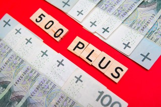 Nie warto zwlekać ze złożeniem wniosku o 500 plus na nowy okres. Możesz stracić część świadczenia