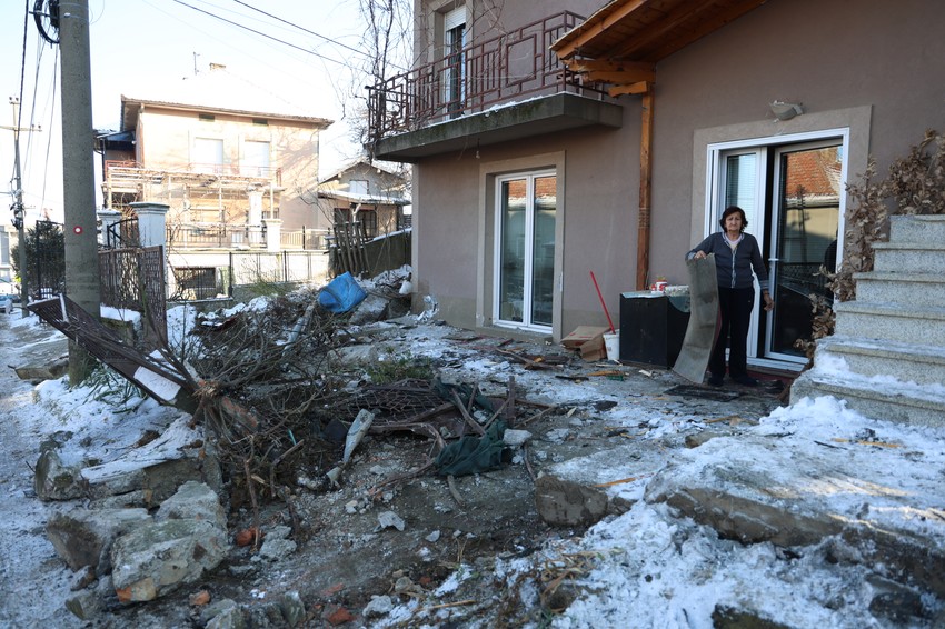 Dvorište kuće u koje je uleteo autobus 