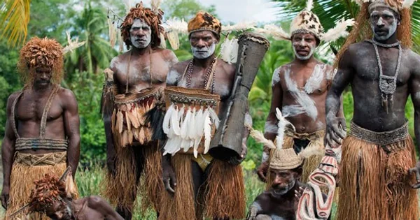 fore-tribe-men-tradition-cannibalism-papua-new-guinea