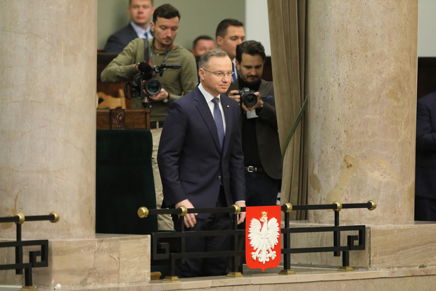 Prezydent RP Andrzej Duda (C) na sali obrad Sejmu w Warszawie