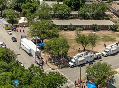 Porażające informacje z Uvalde. Policjanci czekali 45 minut pod klasą, zanim zabili napastnika