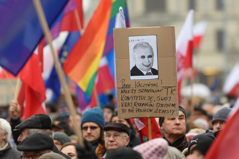 Manifestacje, które urządzono pod hasłem "Przywróćmy ład konstytucyjny", miały związek ze środowym orzeczeniem Trybunału Konstytucyjnego oraz wydaną w piątek opinią Komisji Weneckiej na temat zmian w ustawie o TK. - Manifestacja w obronie demokracji i wsparcia dla TK w Poznaniu, PAP/Jakub Kaczmarczyk