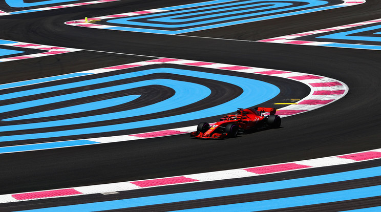 A német Sebastian Vettel idén is győzelemre vezetné a Ferrarit / Fotó: Getty Images