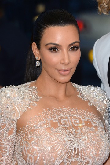 Kim Kardashian ruhájával ellentétben sminkjében és frizurájában visszafogott volt.