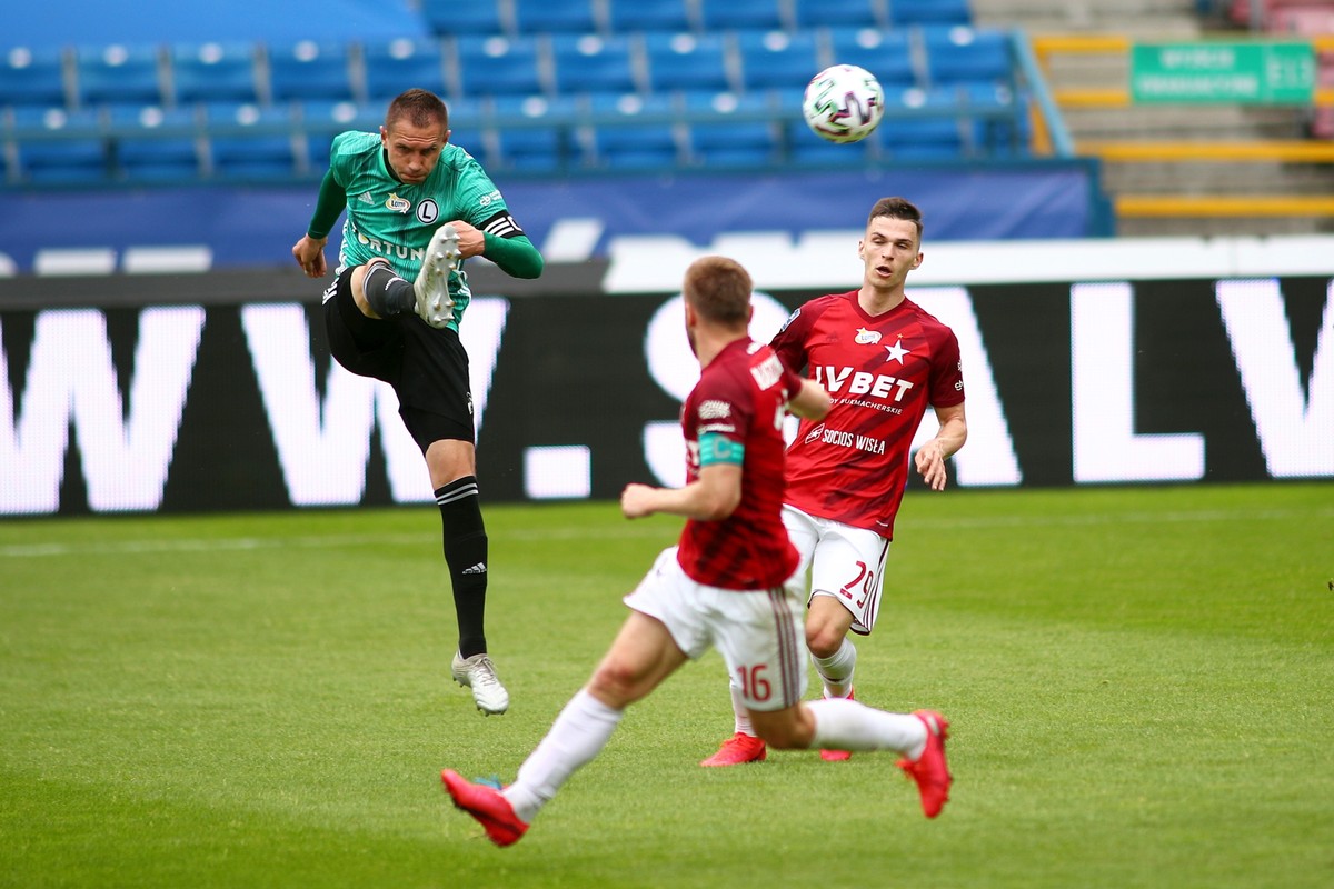 Zawodnicy Wisły Kraków Lubomir Tupta (P) i Jakub Błaszczykowski (C) oraz Tomas Pekhart (L) z Legii Warszawa podczas meczu 28. kolejki piłkarskiej Ekstraklasy