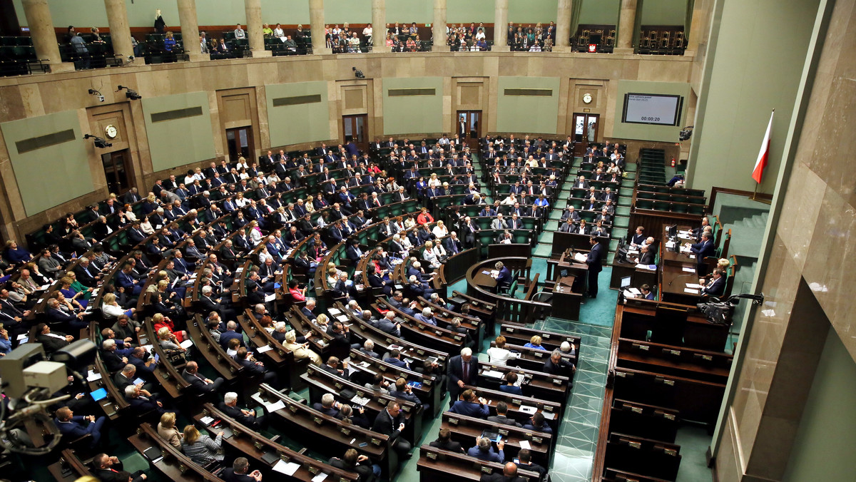 Sejmowe komisje dyskutują na temat projektu ustawy o uzgodnieniu płci. Posłowie PiS domagali się, by ustawa mogła być stosowana wyłącznie do transseksualistów, choć obecni na posiedzeniu specjaliści tłumaczyli, że tego typu zawężenie nie jest potrzebne.