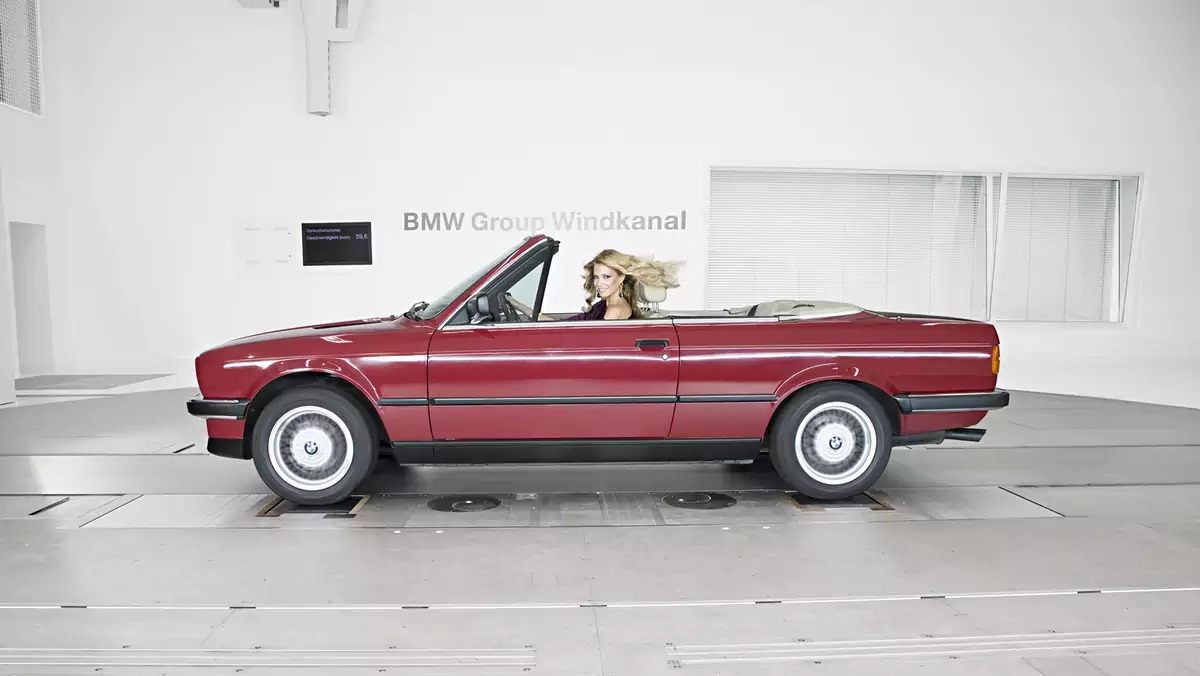 Blondyna w BMW