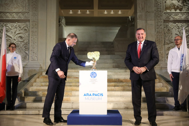 Przebywający z jednodniową wizytą we Włoszech prezydent Duda wziął wraz z polskimi sportowcami udział w Ceremonii Przekazania Ognia Pokoju w związku z organizowanymi od 21 czerwca do 2 lipca w Krakowie i Małopolsce Europejskimi Igrzyskami Olimpijskimi.
