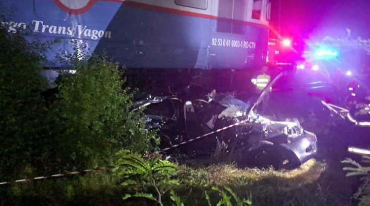 A fényjelzést figyelmen kívül hagyva vonat elé hajtott autójával egy 19 éves sofőr / Fotó: Twitter