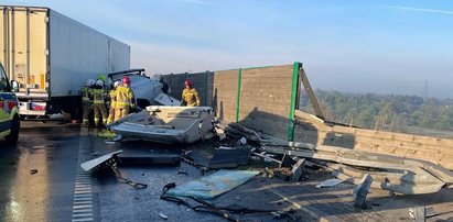 Autostrada zablokowana. Niebezpieczny wyciek po wypadku chłodni