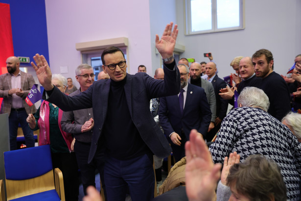 Były premier, poseł PiS Mateusz Morawiecki podczas otwartego spotkania z mieszkańcami Ciechanowa