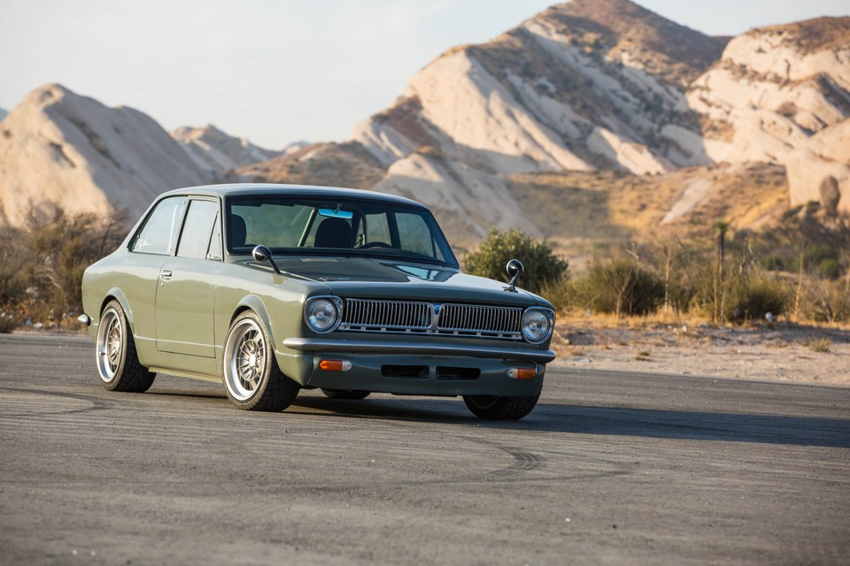 50-letnia Toyota Corolla z silnikiem V8