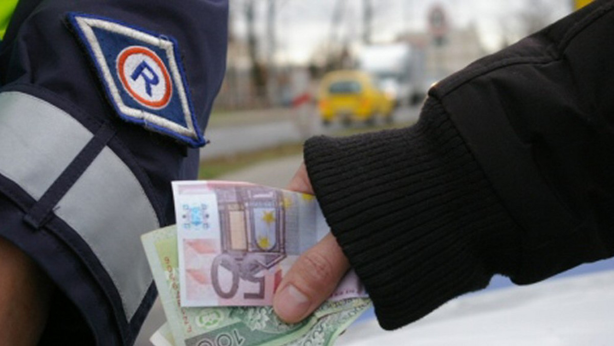 Policjanci z drogówki na terenie Wolsztyna zatrzymali kierowcę, który nie dość, że był pijany, to chciał wręczyć funkcjonariuszom łapówkę w kwocie 200 dolarów dla każdego funkcjonariusza. Gdy policjanci odmówili, mężczyzna podwyższył swoją ofertę do 300 dolarów.