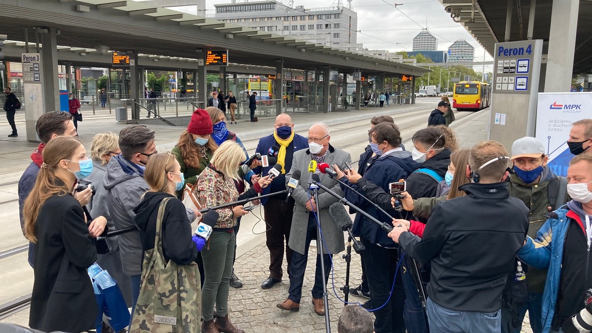 Koronawirus. Wrocław: apel ws. maseczek w tramwajach i autobusach