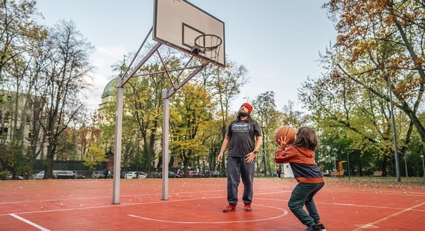 Bezpłatne zajęcia sportowe w Warszawie już ruszyły. To sposób na ruch i wspólny czas bez wydawania pieniędzy