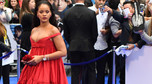 Rihanna w długiej, czerwonej sukni z dekoltem na promocji filmu "Valerian i miasto tysiąca planet"