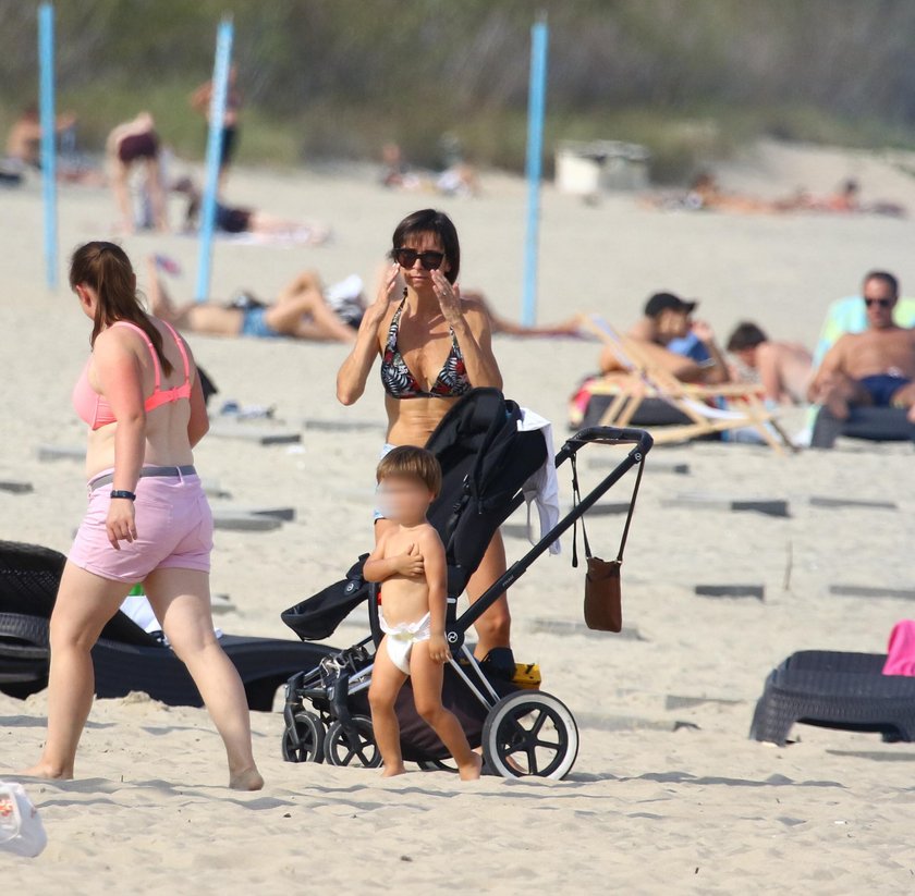 Kaczyńska w bikini cieszy się wrześniowym słońcem