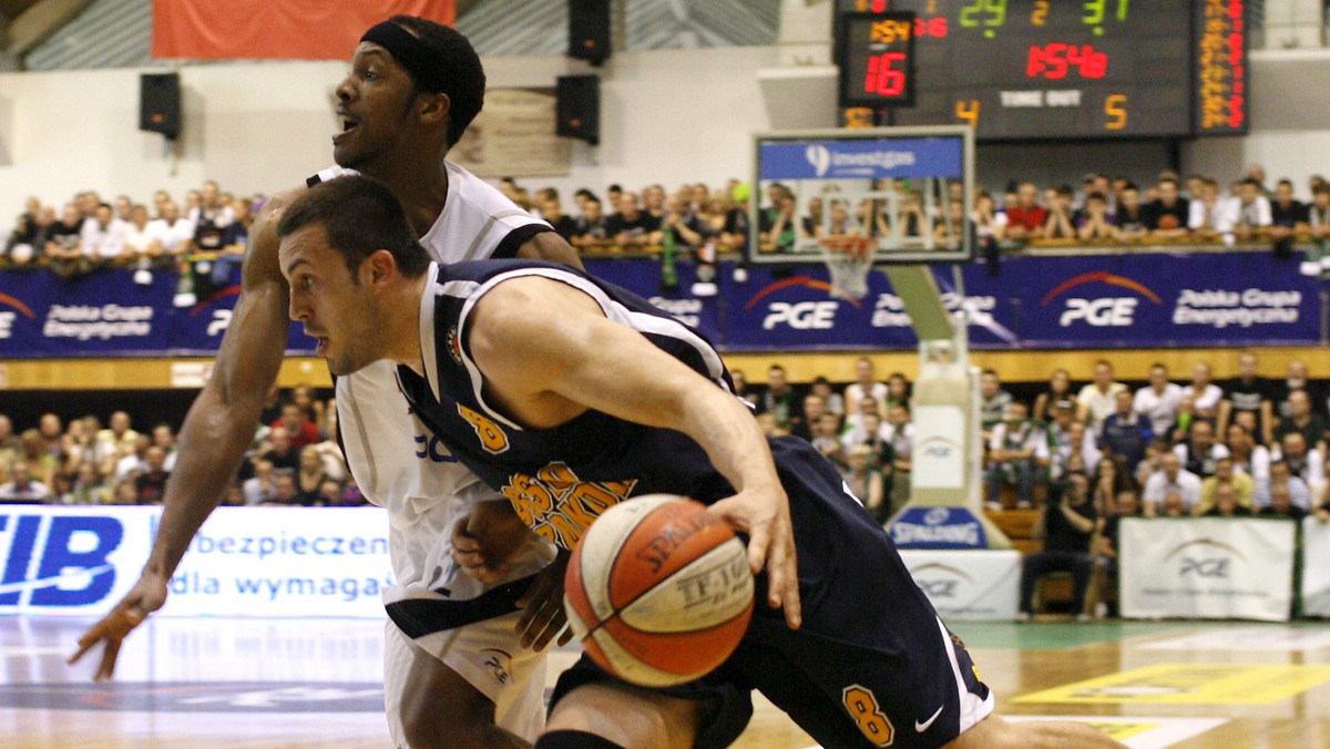 W szóstym meczu finałowym Asseco Prokom Gdynia pokonał PGE Turów Zgorzelec 72:64. W rywalizacji play-off do czterech zwycięstw jest remis 3-3.