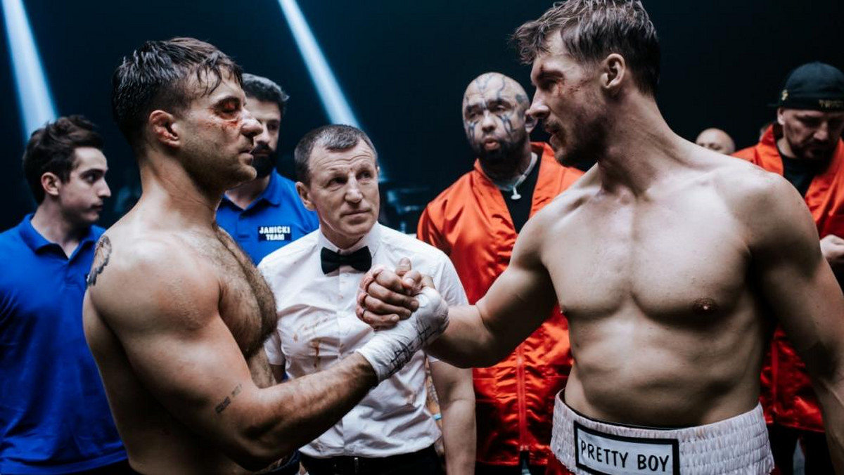 "Fighter" z Piotrem Stramowskim i Mikołajem Roznerskim w kinach od 19 lipca. Film Konrada Maximiliana zapowiadany jest jako buzujące od adrenaliny kino walki, wypełnione akcją, emocjami i prawdziwą plejadą sław. Oto, co musicie wiedzieć o filmie przed pójściem do kina.