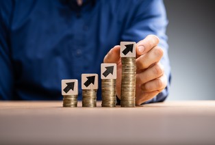 Dwucyfrowy wzrost wynagrodzeń w Polsce utrzyma się jeszcze przez kilka następnych miesięcy