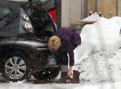 Łapicka zdejmuje buty na ulicy