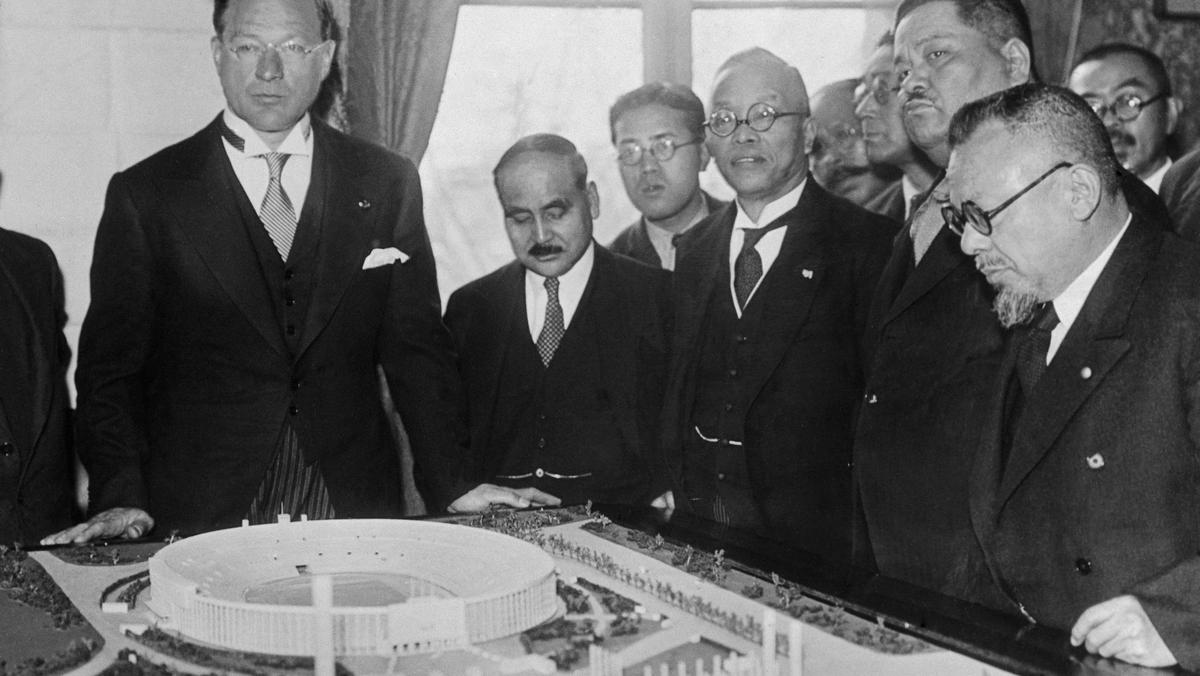 Avery Brundage  (pierwszy z lewej), szef Amerykańskiego Komitetu Olimpijskiego, prezentuje makietę obiektów olimpijskich, Tokio, 9 maja, 1939 r.