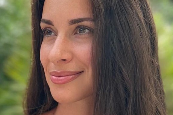 EVO GDE JE OTIŠLA DRAGANA KOSJERINA NAKON VESTI O NJENOJ ZAMENI Najlepša voditeljka se oglasila iz ilegale! Jedan detalj je ODAO, poručuje: "Sloj po sloj" (FOTO)