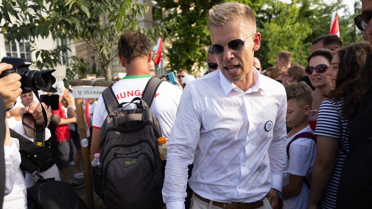 Magyar Péterék az első sorban: „A TISZA megindul a Dunához, lapátok, homokzsákok, gumicsizmák felpakolva”