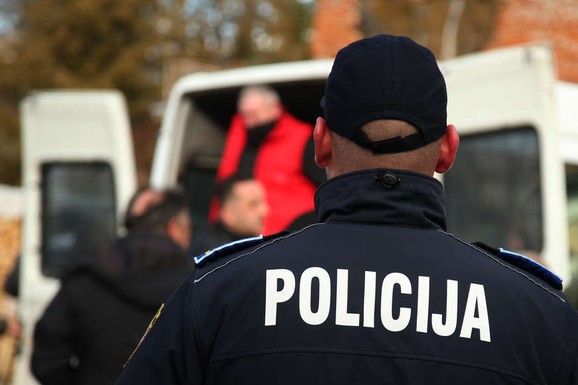 MUŠKARAC (83) SEKIROM ŽENI RAZBIO GLAVU! Užas kod Doboja: Ušao u spavaću sobu, pa je UBIO dok je SPAVALA