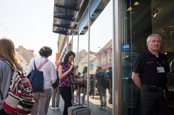 Penzioneri na dežurstvima, omladina na dostavi: Zašto srpske firme za obezbeđenje preživljavaju zahvaljujući najstarijima