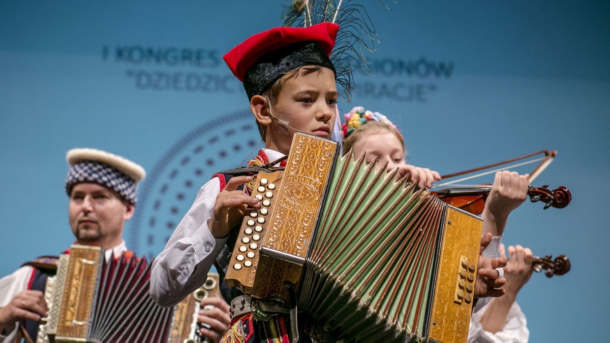 W czwartek w Małopolskim Centrum Kultury SOKÓŁ w Nowym Sączu zakończył się I Kongres Kultury Regionów, w którym wzięło udział ponad 300 uczestników z całej Polski. Przez trzy dni miłośnicy, znawcy i twórcy kultury regionalnej poruszali szereg ważnych dla nich kwestii.