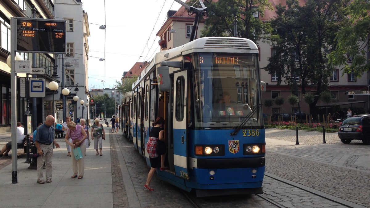 Dziś można zapomnieć o kasowaniu biletów we wrocławskich tramwajach i autobusach. W dniu bez samochodu, wszystkie kasowniki będą pozaklejane. Bezpłatnie będzie można też podróżować pociągami Kolei Dolnośląskich i Przewozów Regionalych, ale tylko w granicach miasta. MPK organizuje drzwi otwarte dla pasażerów. Sprawdź, jakie przygotowano atrakcje.