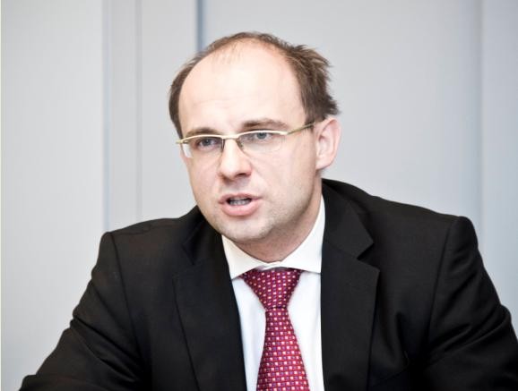 <strong>40. Arkadiusz Radwan, prezes Instytutu Allerhanda, w zeszłym roku niesklasyfikowany</strong>
<br></br>
Adwokat, który lubi porywać się z motyką na słońce. W zeszłym roku prowadził m.in. głośną sprawę o nierzetelną kampanię referendalną, w której władze Krakowa chciały mieszkańców namówić na organizację zimowych igrzysk olimpijskich. W Trybunale Konstytucyjnym złożył też skargę dotyczącą niekonstytucyjności progu wyborczego w wyborach europejskich. Kierowany przez niego instytut to jednak przede wszystkim ciągły ferment prawniczej myśli. Z całkiem realnym przełożeniem na prawodawstwo: gros rozwiązań nowego prawa restrukturyzacyjnego wypracowano z udziałem ludzi Radwana. On sam jako ekspert doradza m.in. Komisji Europejskiej przy projektowaniu zmian w prawie spółek.
<br></br>
BK
<br></br>